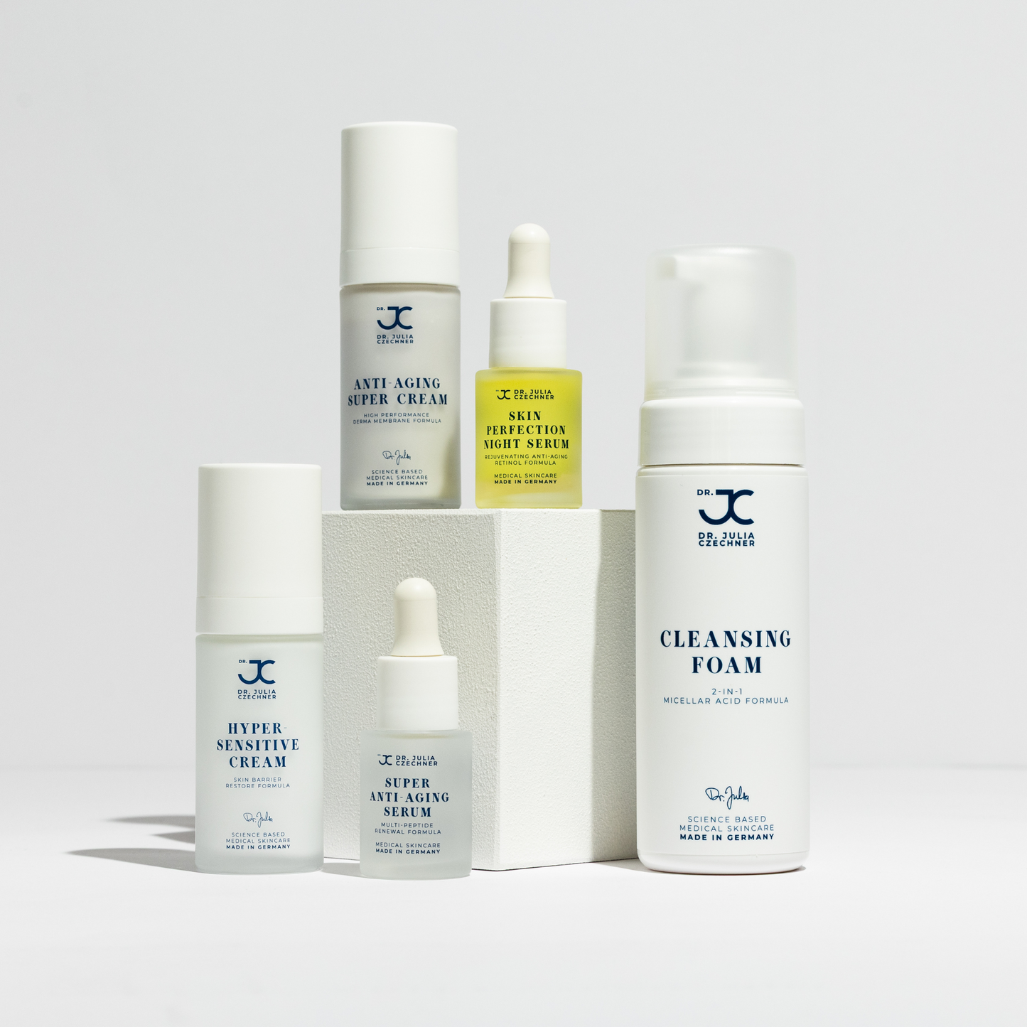 Die fünf Produkte des Dr. Julia’s Full Routine Bundles nebeneinander aufgestellt