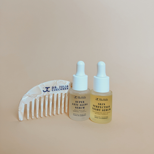 Hair and Scalp Comb mit Super Anti-Aging Serum und Skin Perfection Night Serum auf beigem Hintergrund