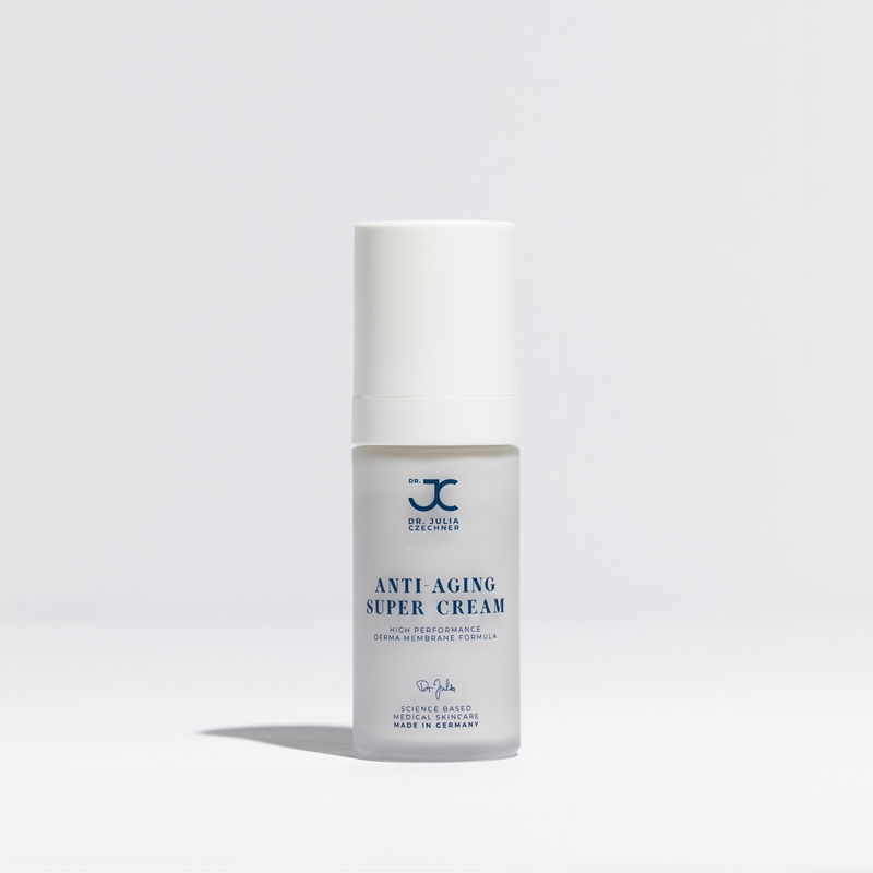 Anti-Aging Super Cream von Dr. Julia Czechner, Pumpspender vor hellem Hintergrund