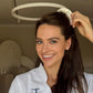 Dr. Julia Czechner massiert ihre Kopfhaut mit der Hair and Scalp Comb