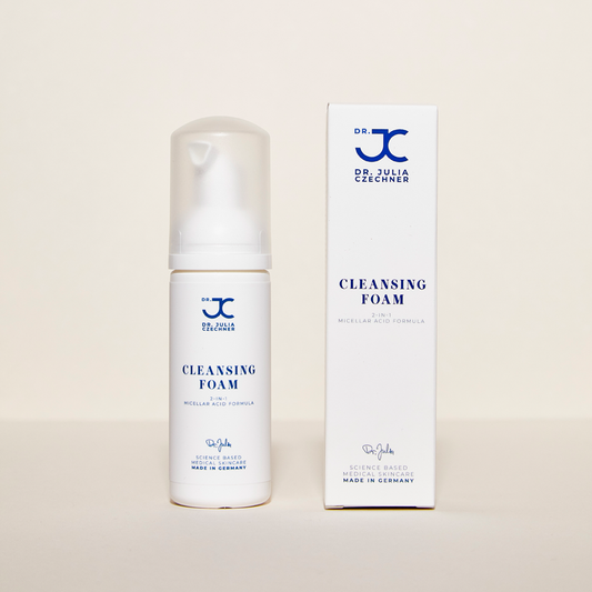 Cleansing Foam in der Travel Size neben seiner Umverpackung