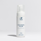 Cleansing Foam von Dr. Julia Czechner, Schaumspender vor hellem Hintergrund
