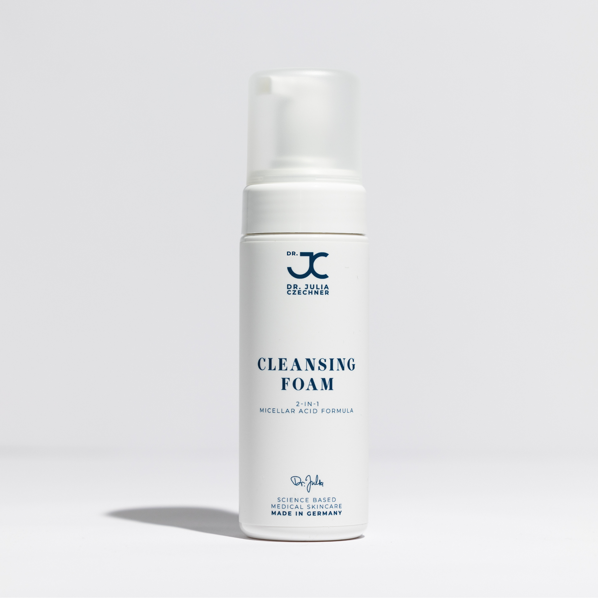 Cleansing Foam von Dr. Julia Czechner, Schaumspender vor hellem Hintergrund