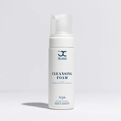Cleansing Foam von Dr. Julia Czechner, Schaumspender vor hellem Hintergrund