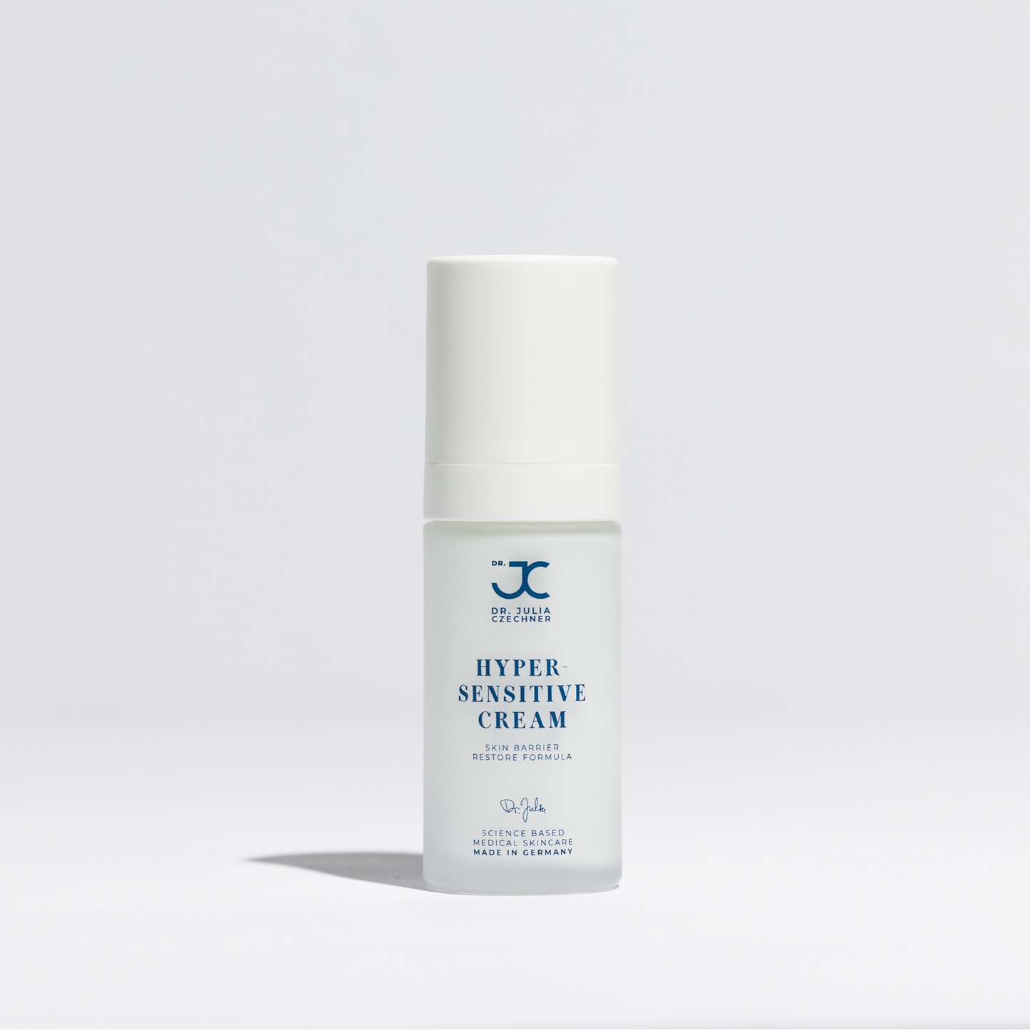 Hypersensitive Cream von Dr. Julia Czechner, Pumpspender vor hellem Hintergrund