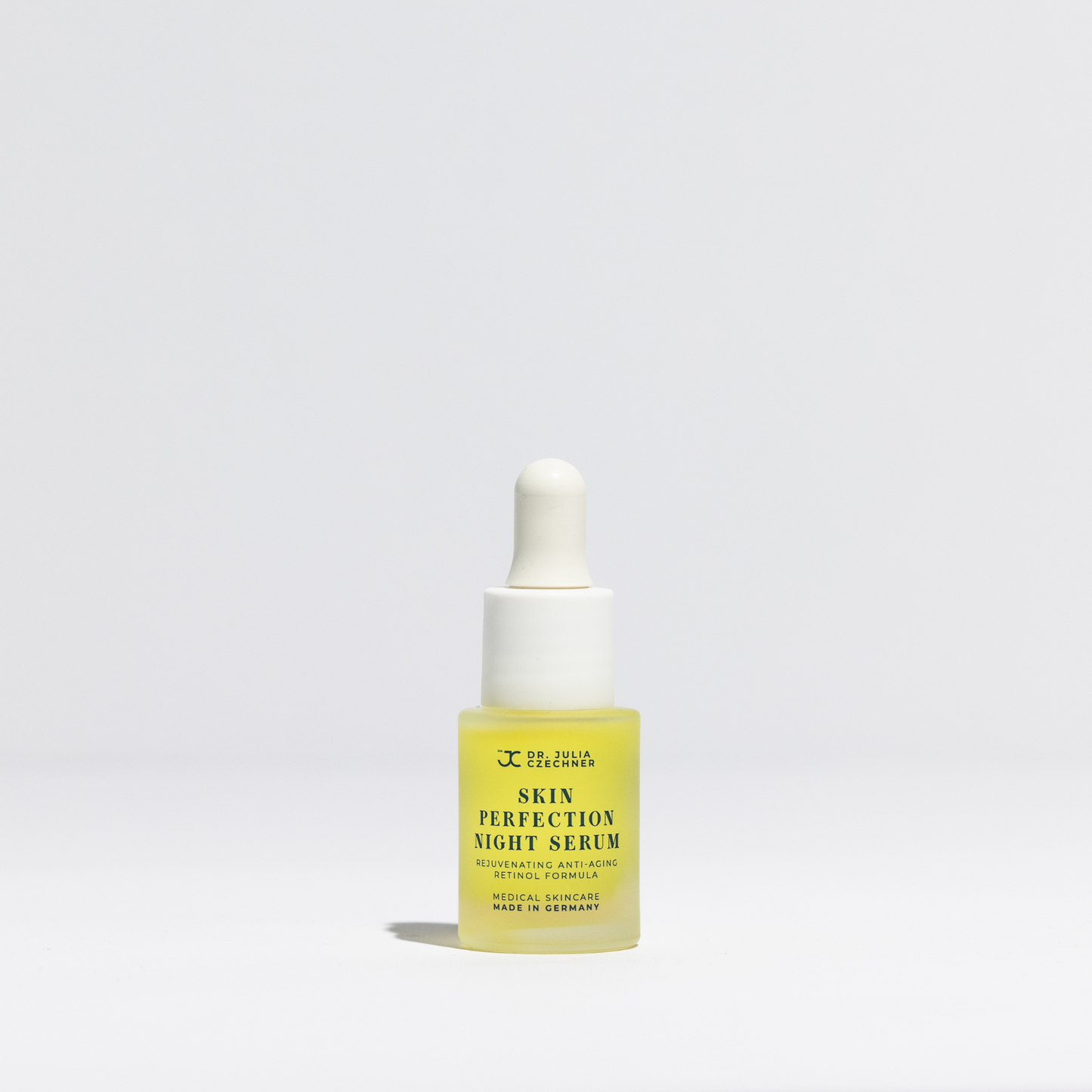 Skin Perfection Night Serum von Dr. Julia Czechner, Pipettenflasche vor hellem Hintergrund