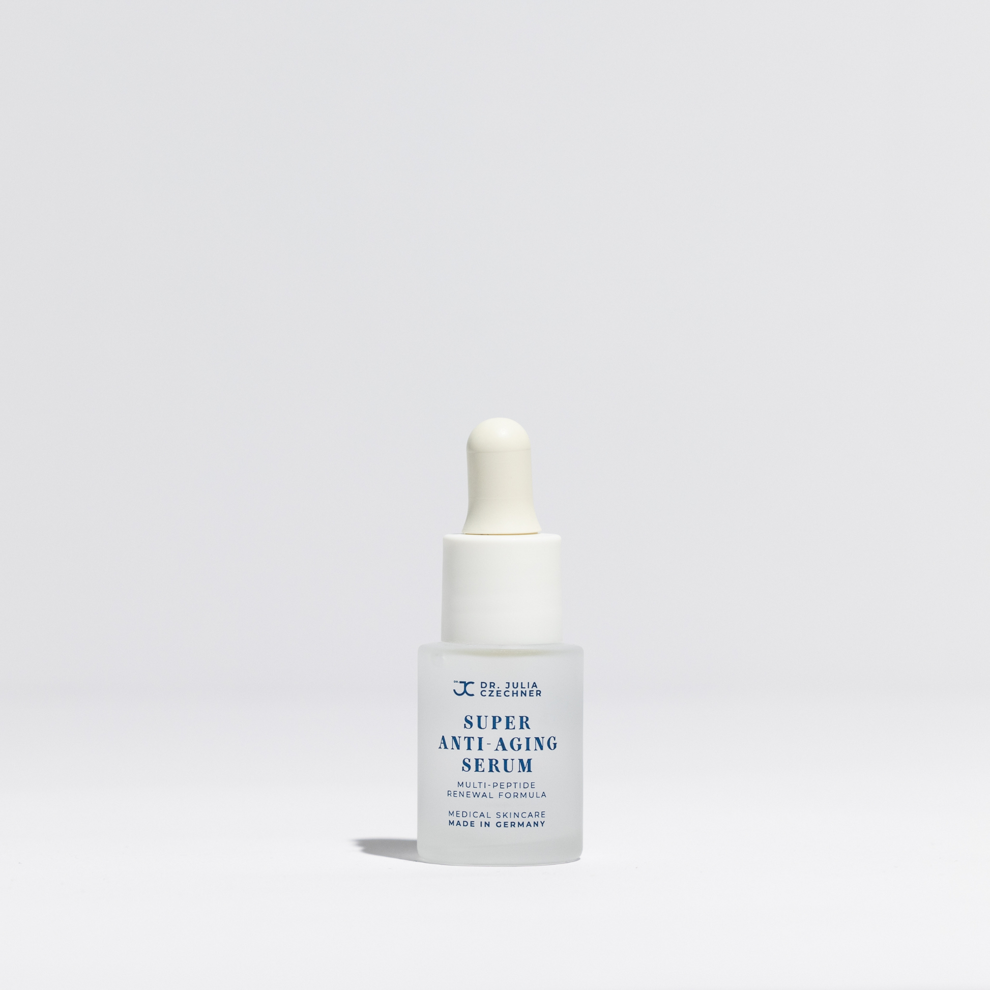 Super Anti-Aging Serum von Dr. Julia Czechner, Pipettenflasche vor hellem Hintergrund