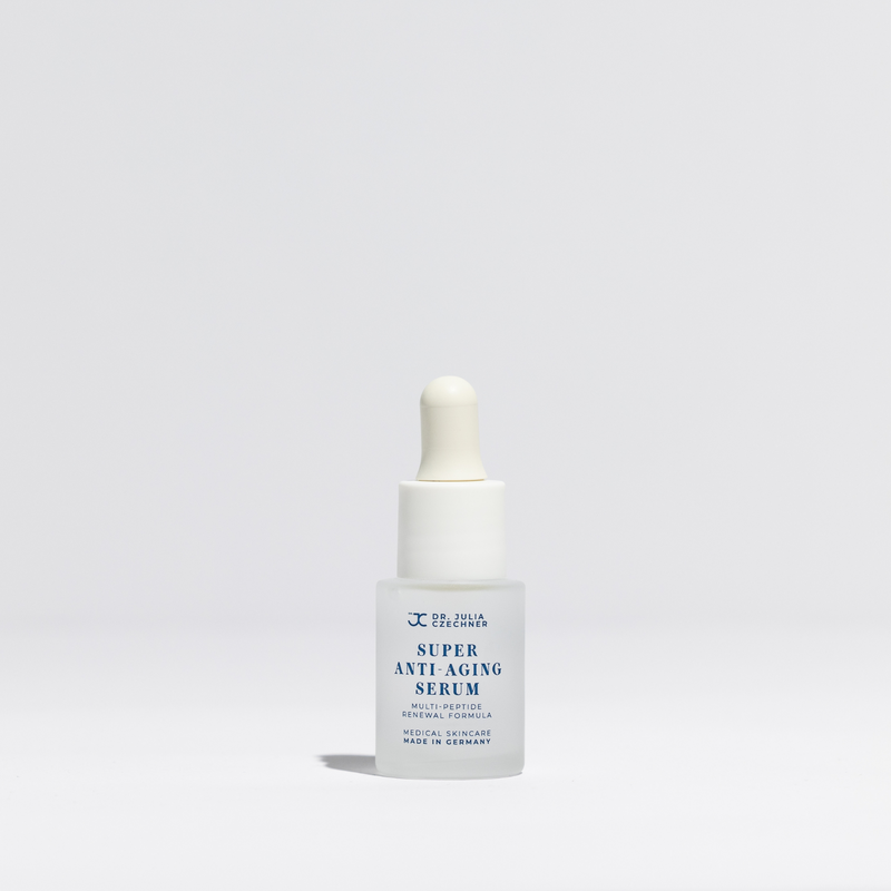 Super Anti-Aging Serum von Dr. Julia Czechner, Pipettenflasche vor hellem Hintergrund